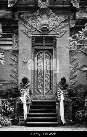 Ornati intagliati a mano porta di pietra con Barong VOLTO DI PURA DESA Ubud, il principale tempio indù della città - Ubud, Bali Foto Stock