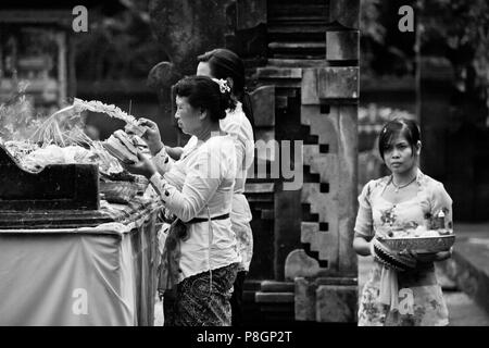 Donna balinese fare offerte a pura Tirta Empul un tempio Hindu e le molle a freddo con acque curative - TAMPAKSIRING, Bali, Indonesia Foto Stock