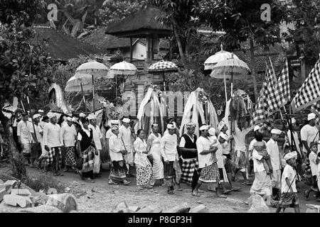 Un costume BARONG E LION maschere utilizzate nella tradizionale danza LEGONG sono portati durante una processione indù per un tempio anniversario - Ubud, Bali Foto Stock