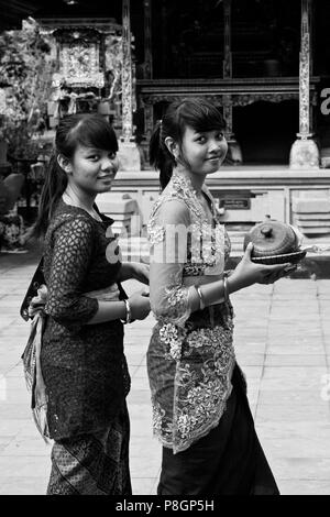 Le donne portano offrendo per la pura Tirta Empul tempio complesso durante il GALUNGAN FESTIVAL - TAMPAKSIRING, Bali, Indonesia Foto Stock