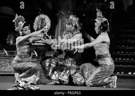 Il pescatore di danza è eseguita dall'Cenik Wayah Gamelan balli di gruppo a PURA TAMAN SARASWATI - Ubud, Bali, Indonesia Foto Stock