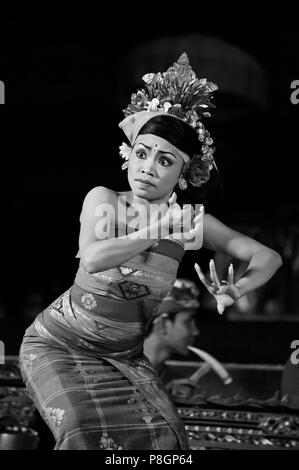 Il pescatore di danza è eseguita dall'Cenik Wayah Gamelan balli di gruppo a PURA TAMAN SARASWATI - Ubud, Bali, Indonesia Foto Stock