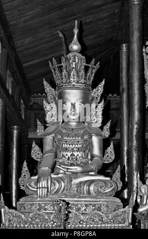 Dorare la statua di Buddha a NGA HPE CHAUNG noto come Jumping Cat monastero - Lago Inle, MYANMAR Foto Stock