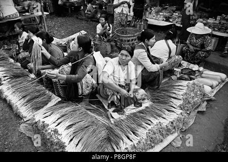 Le cipolle verdi per la vendita al mercato settimanale a MAING THAUK - Lago Inle, MYANMAR Foto Stock