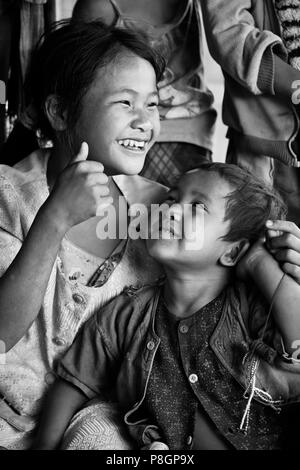 ANN tribali ridere i bambini in un villaggio nei pressi di Kengtung o KYAINGTONG - Myanmar Foto Stock