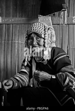 Le donne della tribù AKHA usura elaborati copricapi fatti di perle, monete d'argento e la mano si profilava il cotone - villaggio nei pressi di Kengtung o KYAINGTONG - Myanmar Foto Stock