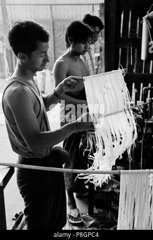 Un riso NOODLE FACTORY - HSIPAW, Myanmar Foto Stock