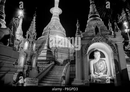 Una statua di Buddha e il ZEDI principale della Shwedagon pagoda che risale dal 1485 è dorato ogni anno - YANGON, MYANAMAR Foto Stock