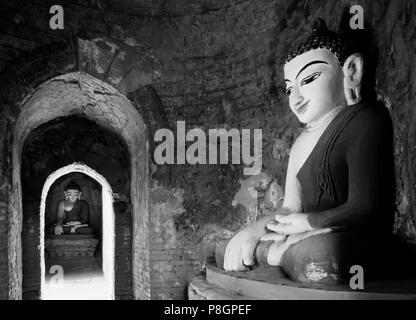 Il PAYA NDA ZU GRUPPO di stupa sono intime e avere una buona illuminazione su statue del Buddha in seno - BAGAN, MYANMAR Foto Stock