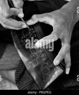 Intricate sculture di lacca ware è una delle industrie locali - BAGAN, MYANMAR Foto Stock