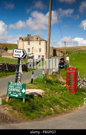 Regno Unito, Inghilterra, Yorkshire, Swaledale, Keld, villaggio casella telefono allo svincolo nei pressi di Keld Lodge Hotel Foto Stock