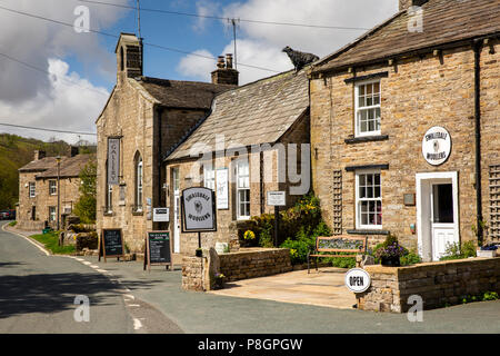 Regno Unito, Inghilterra, Yorkshire, Swaledale, Muker, Swaledale Woolens Shop e Scuola vecchia galleria d'arte nel centro del villaggio Foto Stock