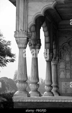 Colonna di marmo e arco all'interno della Red Fort o Lal Qila che è stata costruita dall'imperatore Shah Jahan in 1628 - La Vecchia Delhi, India Foto Stock