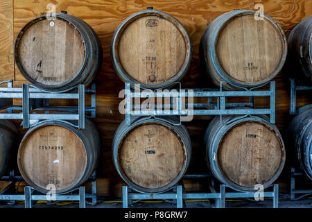 In legno botte di vino in una cantina Foto Stock