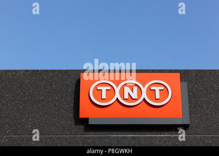 Kolding, Danimarca - 28 Febbraio 2016: logo TNT segno su una facciata. TNT è un international express, la consegna della posta e logistica Servizi Azienda Foto Stock