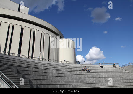 BYDGOSZCZ, Polonia - 4 settembre: Opera Nova edificio su settembre 4, 2010 a Bydgoszcz (Polonia). Il singolare edificio fu terminato nel 2006 dopo 32 anni di Foto Stock