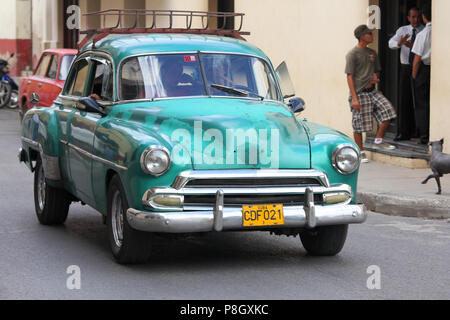 CAMAGUEY, CUBA - febbraio 17: Classic American automobile parcheggiata in strada a febbraio 17, 2011 a Camaguey, Cuba. La moltitudine di oldtimer auto in Cuba Foto Stock