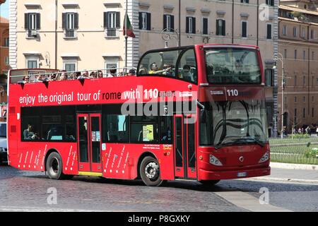 Roma - Aprile 8: Persone ride open air tour bus su 8 aprile 2012 a Roma. Secondo Euromonitor, Roma è la terza città più visitata in Europa (5.5m in Foto Stock