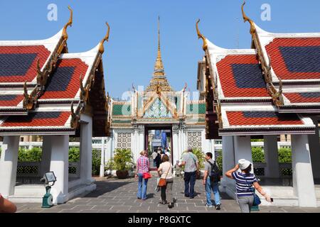 BANGKOK, Tailandia - 22 dicembre 2013: visitare la gente famosa Grand Palace di Bangkok. Il palazzo è stato la residenza del Re Tailandese dal 1782. Foto Stock