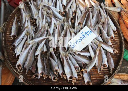 Thailandia - mare mercato alimentare Maeklong nel mercato ferroviario (Samut Songkram city). Foto Stock