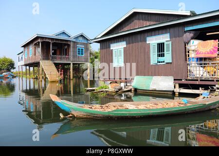 Cambogia - albanese Prek massimo villaggio galleggiante sul lago Tonle Sap. Esotico del sud-est asiatico. Foto Stock