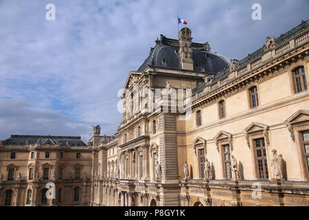 Parigi - 22 Luglio: Louvre edificio sulla luglio 22, 2011 nel Museo del Louvre di Parigi, Francia. Con 8,5 m di visitatori annuali, Louvre è costantemente i più visitati Foto Stock