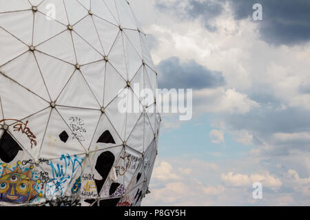 Berlino, Germania - Luglio 2017: cupola radar / radome a NSA abbandonata la stazione in ascolto su Teufelsberg a Berlino, Germania Foto Stock