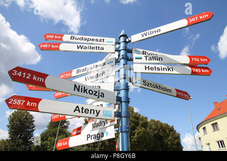Direzione Internazionale segni di capitali in Europa. I nomi di città sono in polacco. Foto Stock
