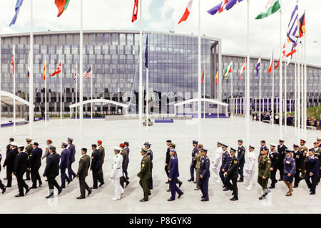 Bruxelles, Belgio. 11 Luglio, 2018. Rappresentanti militari durante la cerimonia di apertura del vertice della NATO 2018 davanti la sede della NATO a Bruxelles, in Belgio il 11 luglio 2018. Credito: Dominika Zarzycka/Alamy Live News Foto Stock