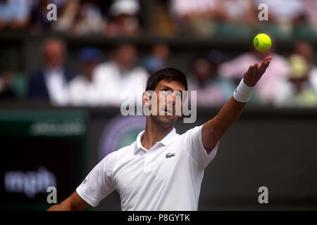 Londra, Inghilterra - Luglio 11, 2018. Wimbledon Tennis:Novak Djokovic durante quarterfinal match contro Kei Nishikori sul Centre Court di Wimbledon oggi. Credito: Adam Stoltman/Alamy Live News Foto Stock