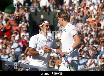 Londra, Regno Unito. 11 Luglio, 2018. Wimbledon Tennis:Roger Federer è consolato da avversario Kevin Anderson del Sud Africa dopo Anderson's cinque set vittoria su federe nei quarti di finale a Wimbledon oggi. Credito: Adam Stoltman/Alamy Live News Foto Stock