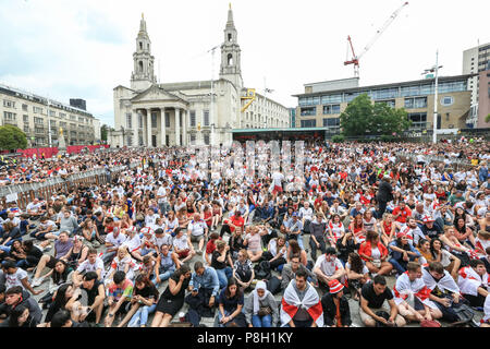 Millennium Square, Leeds, Regno Unito. 11 luglio 2018 , Millennium Square, Leeds, Inghilterra; Fifa World Cup Semi-Final Croatia v Inghilterra vivo grande schermo la visualizzazione in Millennium Square Leeds; il cowd in Millennium Square Credit: News immagini /Alamy Live News Foto Stock