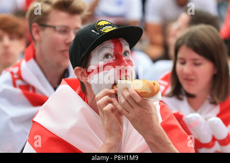 Millennium Square, Leeds, Regno Unito. 11 luglio 2018 , Millennium Square, Leeds, Inghilterra; Fifa World Cup Semi-Final Croatia v Inghilterra vivo grande schermo la visualizzazione in Millennium Square Leeds; ventilatori godendo il credito alimentare: News immagini /Alamy Live News Foto Stock