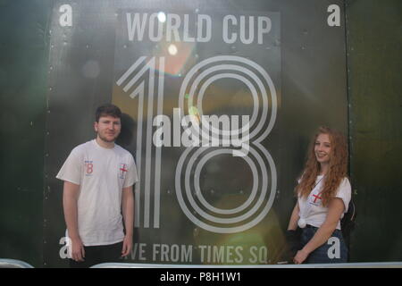 Newcastle, Regno Unito. 11 Luglio, 2018. World Cup Fever grips Inghilterra. Tifosi inglesi a Times Square a Newcastle upon Tyne & strade di Newcastle. Newcastle upon Tyne, Regno Unito. 11 Luglio, 2018. Credito: David Whinham/Alamy Live News Foto Stock