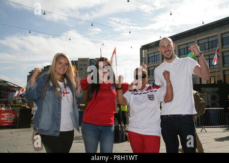 Newcastle, Regno Unito. 11 Luglio, 2018. World Cup Fever grips Inghilterra. Tifosi inglesi a Times Square a Newcastle upon Tyne & strade di Newcastle. Newcastle upon Tyne, Regno Unito. 11 Luglio, 2018. Credito: David Whinham/Alamy Live News Foto Stock