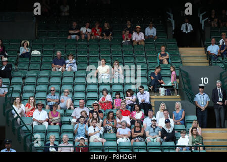 Londra, Regno Unito. 11 luglio 2018, All England Lawn Tennis e Croquet Club di Londra, Inghilterra; Wimbledon Tennis campionati, giorno 9; i posti vuoti sulla Corte numero 1 tra Milos Raonic (CAN) rispetto a John Isner (USA) a causa di un grande numero di fan del tennis sta guardando Inghilterra contro la Croazia in semifinale della Coppa del Mondo FIFA Credit: Azione Plus immagini di sport/Alamy Live News Foto Stock