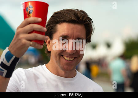 Mosca, Russia. 11 Luglio, 2018. La ventola Festival area su Sparrow colline. Tifosi si riuniscono per visualizzare Inghilterra vs Croazia semi-finale sui grandi schermi TV. Concerto e attività prima della partita. A dispetto dei temporali locali su Mosca, l'atmosfera del festival è caldo. Saluti da Mosca per tutto il Regno Unito per gli appassionati di calcio. Credito: Alex Immagini/Alamy Live News Foto Stock