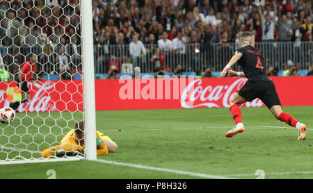 Mosca, Russia. 11 Luglio, 2018. La Croazia ha Ivan Perisic (R) celebra il punteggio durante il 2018 FIFA World Cup semi-finale match tra Inghilterra e Croazia a Mosca, Russia, luglio 11, 2018. Credito: Cao può/Xinhua/Alamy Live News Foto Stock