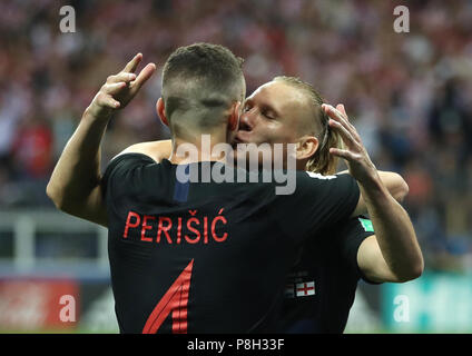 Mosca, Russia. 11 Luglio, 2018. La Croazia ha Ivan Perisic (L) festeggia il punteggio con il compagno di squadra Domagoj Vida durante il 2018 FIFA World Cup semi-finale match tra Inghilterra e Croazia a Mosca, Russia, luglio 11, 2018. Credito: Wu Zhuang/Xinhua/Alamy Live News Foto Stock