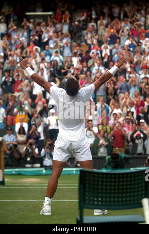 Londra, Regno Unito. 11 luglio 2018. Wimbledon Tennis: Spagna di Rafael Nadal festeggia i suoi cinque set vittoria su Juan Martin Del Potro, nei quarti di finale sul Centre Court di Wimbledon oggi. Credito: Adam Stoltman/Alamy Live News Foto Stock