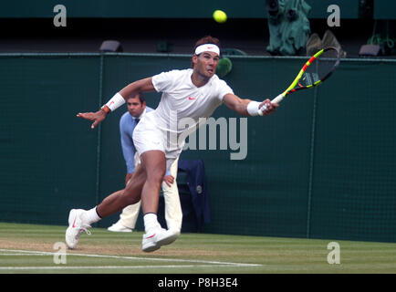 Londra, Regno Unito. 11 luglio 2018. Wimbledon Tennis: Spagna di Rafael Nadal raggiunge per un diretti durante il suo set di cinque vittoria su Juan Martin Del Potro, nei quarti di finale sul Centre Court di Wimbledon oggi. Credito: Adam Stoltman/Alamy Live News Foto Stock