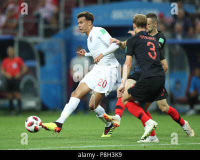 Mosca, Russia. 11 Luglio, 2018. Il dele Alli (L) dell'Inghilterra passa la palla durante il 2018 FIFA World Cup semi-finale match tra Inghilterra e Croazia a Mosca, Russia, luglio 11, 2018. Credito: Wu Zhuang/Xinhua/Alamy Live News Foto Stock