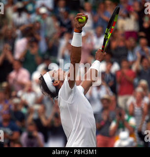 Londra, Regno Unito. 11 luglio 2018. Wimbledon Tennis: Spagna di Rafael Nadal, celebra il suo set di cinque vittoria su Juan Martin Del Potro nel loro quarterfinal match sul Centre Court di Wimbledon di ieri. Credito: Adam Stoltman/Alamy Live News Foto Stock