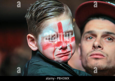 Millennium Square, Leeds, Regno Unito. 11 luglio 2018 , Millennium Square, Leeds, Inghilterra; Fifa World Cup Semi-Final Croatia v Inghilterra vivo grande schermo la visualizzazione in Millennium Square Leeds; un giovane ventola è in lacrime come Inghilterra andare fuori Credito: News immagini /Alamy Live News Foto Stock