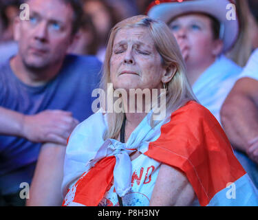 Millennium Square, Leeds, Regno Unito. 11 luglio 2018 , Millennium Square, Leeds, Inghilterra; Fifa World Cup Semi-Final Croatia v Inghilterra vivo grande schermo la visualizzazione in Millennium Square Leeds; ventilatori sono alla fine whits come Inghilterra andare fuori della Coppa del Mondo di credito: News immagini /Alamy Live News Foto Stock