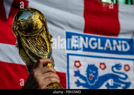 Mosca, Russia. 11 Luglio, 2018. In Inghilterra la ventola può contenere fino modello falso di Coppa del mondo prima che il gioco Inghilterra vs della Croazia per la Coppa del Mondo FIFA 2018 Russia Credito: Nikolay Vinokurov/Alamy Live News Foto Stock