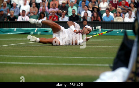 Londra, Inghilterra - Luglio 11, 2018. Wimbledon Tennis: Spagna di Rafael Nadal cade sull'erba durante il suo set di cinque vittoria su Juan Martin Del Potro, nei quarti di finale sul Centre Court di Wimbledon oggi. Credito: Adam Stoltman/Alamy Live News Foto Stock