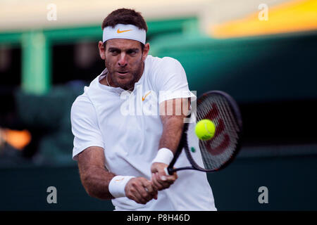 Londra, Inghilterra - Luglio 11, 2018. Wimbledon Tennis: Argentina del Juan Martin Del Portro raggiunge per un diretti durante il suo quarterfinal match contro la Spagna di Rafael Nadal sul Centre Court di Wimbledon oggi. Nadal ha vinto la partita in cinque gruppi. Credito: Adam Stoltman/Alamy Live News Foto Stock