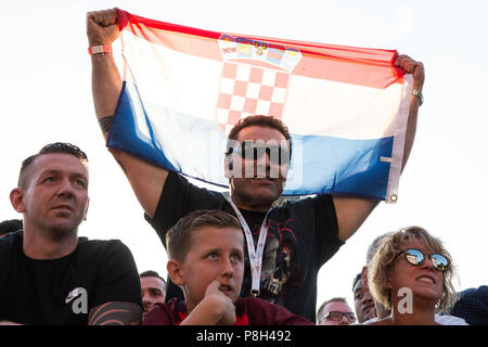 Londra, Regno Unito. 11 Luglio, 2018. Un sostenitore della Croazia sventola una bandiera croata dopo Croazia cliente tra 30.000 tifosi inglesi che frequentano la proiezione pubblica del 2018 FIFA World Cup semi-finale tra Inghilterra e Croazia in Hyde Park, il più grande di questi screening di una partita di calcio dal 1996. La manifestazione è stata organizzata dal sindaco di Londra e di governo insieme con i parchi reali, la Football Association e altre agenzie. Il confronto fornisce l'Inghilterra con la possibilità di accedere alla loro prima finale di Coppa del mondo a partire dal 1966. Credito: Mark Kerrison/Alamy Live News Foto Stock