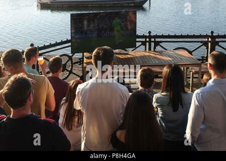 Londra, 11 Luglio 2018: Inghilterra tifosi guardare i loro team play Croazia su un grande schermo in Trafalgar Tavern pub di Greenwich,a sud-est di Londra. Credito: Claire Doherty/Alamy Live News Foto Stock